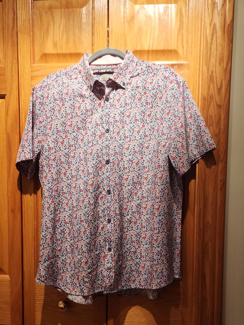 Casual Short-Sleeve Button-Down Shirt in Red & Blue Floral